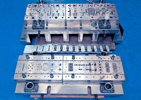 200tw 順送型の画像